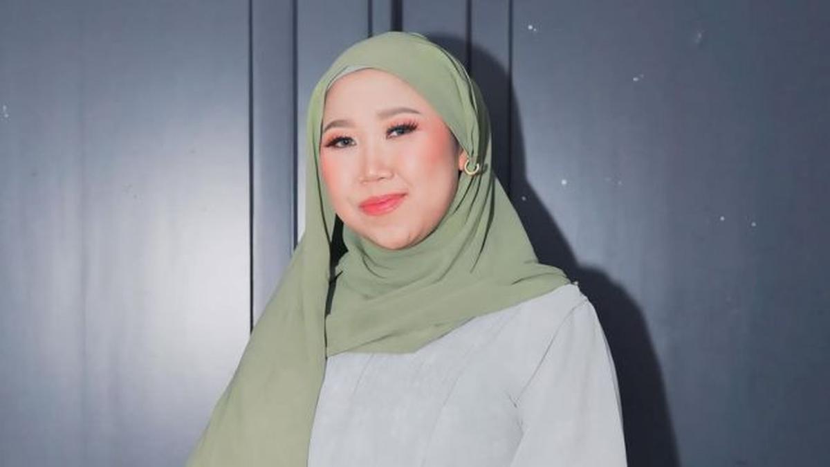 Tampil Anggun dan Syar'i, 5 Potret Kiky Saputri Cantik Berhijab Hadiri Acara Kajian