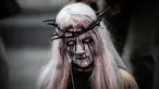 Penggemar film horor memakai kostum dan berdandan menyerupai zombie saat berpartisipasi dalam acara Zombie Walk di Place de la Republique, Paris, Sabtu (12/10/2019). Sejak 2008, acara Zombie Walk digelar untuk orang-orang yang terobsesi dengan mayat hidup. (Martin BUREAU / AFP)