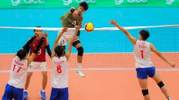 Bertanding di Indoor Stadium Huamark, Bangkok, Thailand, Kamis (18/12/2025), Timnas voli putra Indonesia menang dramatis dengan skor 3-2 (21-25, 20-25, 25-22, 25-19, 15-10). Tampak dalam foto, Timnas pemain voli putra Indonesia, Boy Arnez Arabi (hadap lensa) melakukan smash saat melawan Vietnam di babak semifinal SEA Games 2025 di Indoor Stadium Huamark, Bangkok, Thailand, Kamis (18/12/2025). (Bola.com/Bagaskara Lazuardi)