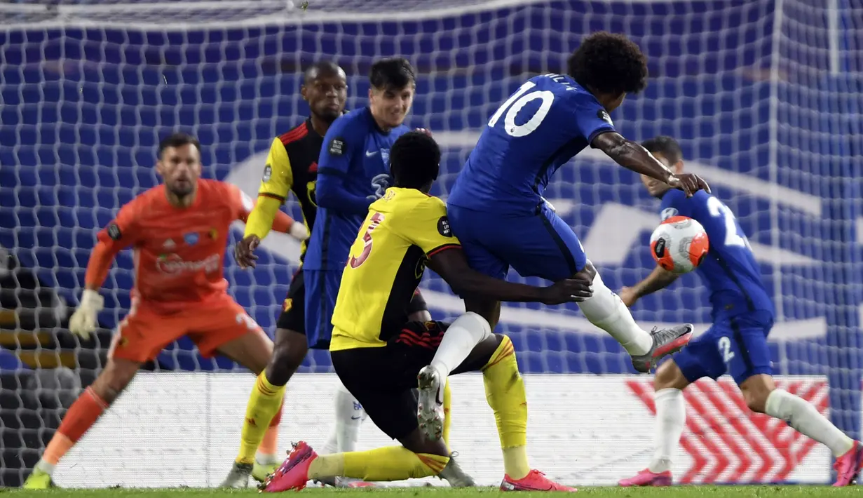 Pemain Chelsea Willian menendang bola ke arah gawang Watford pada pertandingan Premier League di Stadion Stamford Bridge, London, Inggris, Sabtu (4/7/2020). Chelsea menang 3-0 dan kembali menggeser Manchester United dari posisi empat klasemen. (Mike Hewitt/Pool via AP)