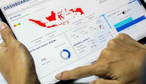 Petugas BPS menunjukan jumlah masyarakat yang telah melakukan sensus penduduk online di Gedung BPS, Jakarta, Senin (17/2/2020). BPS telah memulai pendataan Sensus Penduduk pada 15 Februari hingga 31 Maret 2020 yang dapat diakses dengan perangkat yang terhubung internet. (Liputan6.com/Faizal Fanani)