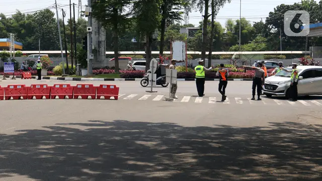 FOTO: Pengendalian Mobilitas Ganjil Genap Pengunjung TMII