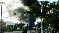 Pabrik bahan kimia meledak di Kota Cilegon, Banten. (Yandhi Deslatama/Liputan6.com)