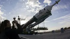 Pesawat ruang angkasa Soyuz TMA-14M diangkat menuju lokasi peluncuran di Baikonur Cosmodrome, Kazakhstan, (23/9/2014). (REUTERS/Shamil Zhumatov)