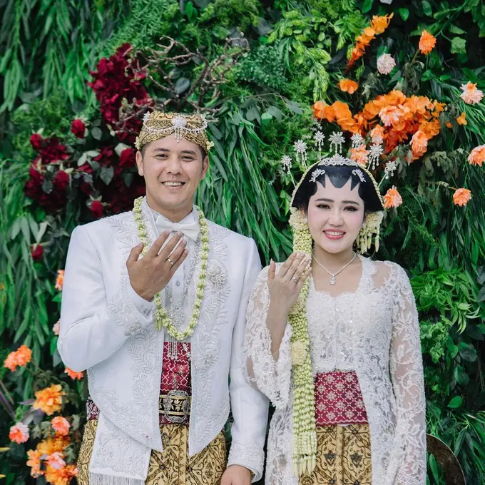 6 Potret Penampilan Via Vallen di Rangkaian Acara Pernikahan, Bikin Pangling