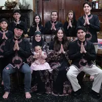 Alyssa Daguise dan Tissa Biani saat lebaran di rumah Ahmad Dhani kompak pakai baju hitam. [@elelrumi]