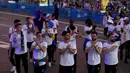 <p>Para pemain Real Madrid merayakan trofi La Liga Spanyol di alun-alun Plaza Cibeles di Madrid pada 30 April 2022. Real Madrid mengamankan gelar La Liga ke-35  setelah kemenangan kandang 4-0 atas Espanyol. (AFP/Oscar Del Pozo)</p>