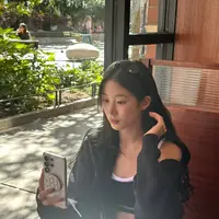 Kazuha LE SSERAFIM dengan outfit sporty. (instagram.com/zuhazana)