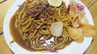 Lezatnya Mie Aceh Seulawah dengan toping daging sapi dan rempah pilihan (dok.Liputan6.com)