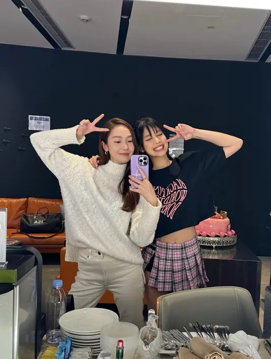 Momen tersebut membuat fans ikut senang dan bahagia melihat pertemanan mereka. Idol beda generasi dan agensi, tapi mereka bisa menjalin hubungan yang tulus. [Instagram @jessica.syj]