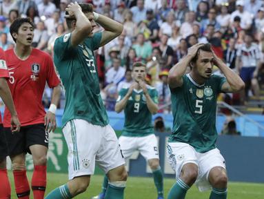 Pemain Jerman, Mario Gomez dan  Mats Hummels gagal memanfaatkan peluang mencetak gol saat melawan Korea Selatan pada laga grup F Piala Dunia 2018 di Kazan Arena, Kazan, Rusia, (27/6/2018). Korea menang atas Jerman 2-0. (AP/Lee Jin-man)