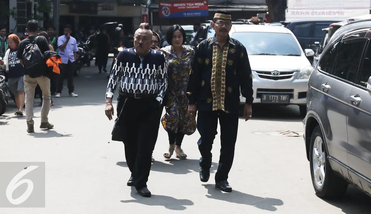 Komedian Gogon berjalan untuk melayat ke rumah duka Alm Eko Koeswoyo alias Eko DJ di kawasan Pondok Kelapa, Jakarta, Selasa (28/3). Eko Dj meninggal dunia karena penyakit jantung dan gagal ginjal yang dideritanya. (Liputan6.com/Herman Zakharia)