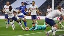 Bek Everton, Yerry Mina berebut bola dengan gelandang dan kipper Tottenham Hotspur, Moussa Sissoko dan Hugo Lloris pada lanjutan pertandingan Liga Inggris di Tottenham Stadium, Selasa (7/7/2020) dini hari. Tottenham Hotspur susah payah mengalahkan Everton 1-0. (Richard Heathcote/Pool via AP)