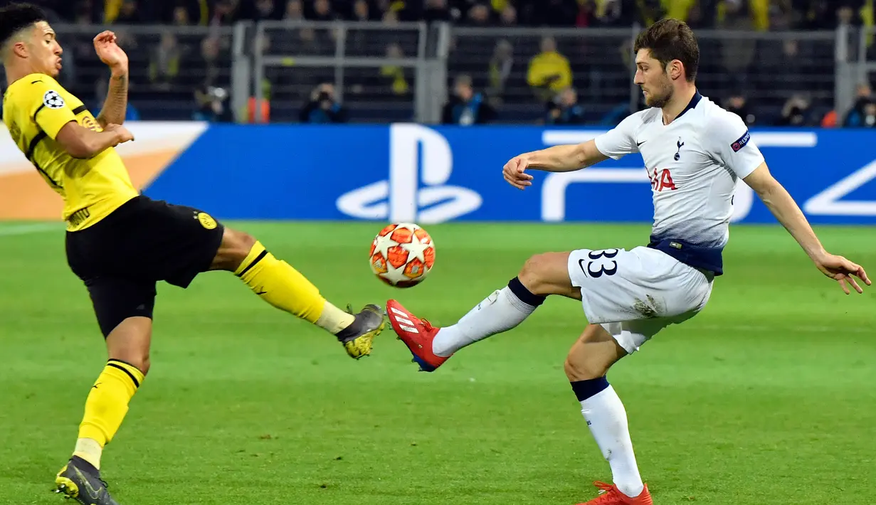 Bek Tottenham Hotspur Ben Davies (kanan) berebut bola dengan penyerang Borussia Dortmund Jadon Sancho pada leg kedua babak 16 besar Liga Champions di Stadion BVB, Dortmund, Jerman, Selasa (5/3). Tottenham lolos ke perempat final. (AP Photo/MartinMeissner)