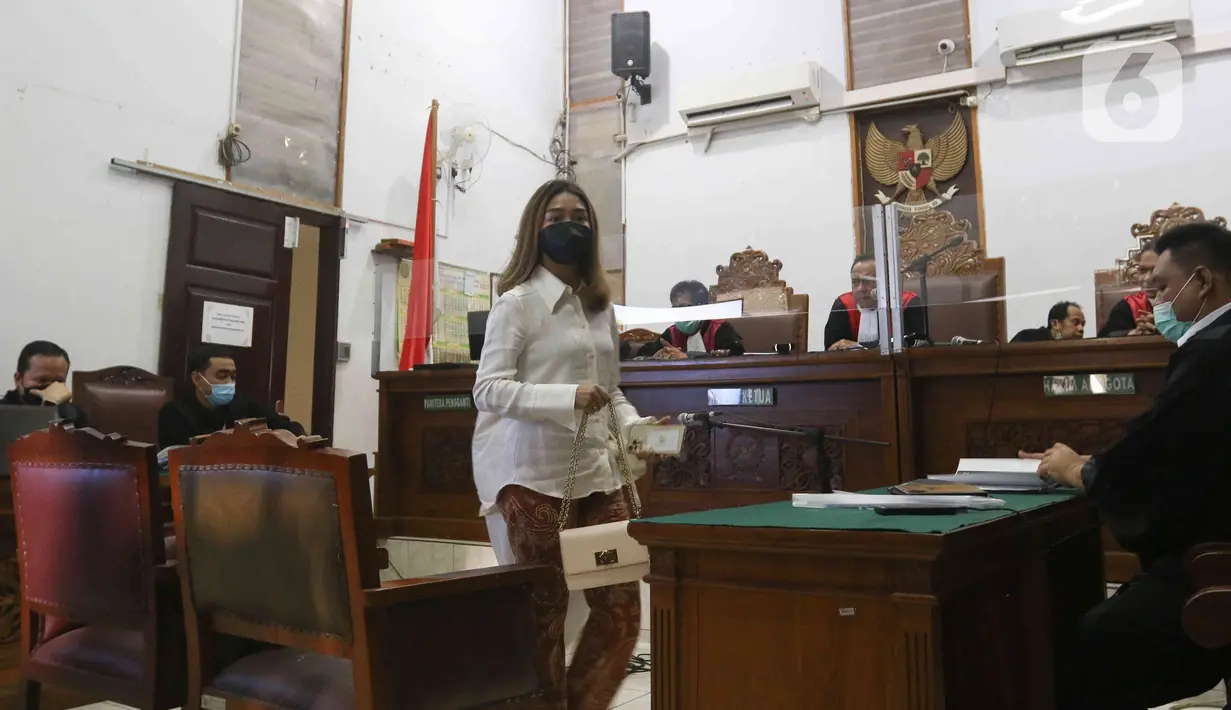 Selebgram Chandrika Chika melihar rekaman CCTV saat  menjadi saksi dalam sidang kasus dugaan penganiayaan dengan terdakwa Putra Siregar dan Rico Valentino di Pengadilan Negeri Jakarta Selatan, Kamis (7/7/2022). Dalam agenda sidang kali ini, Jaksa Penuntut Umum (JPU) menghadirkan selebgram Chandrika Chika sebagai saksi atas kasus pemukulan yang menjerat Putra Siregar dan Rico Valentino . (Liputan6.com/Herman Zakharia)