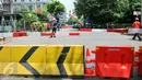 Pejalan kaki berlalu lalang melintasi perlintasan kereta api Stasiun Tebet, Jakarta, Kamis (7/4). Dishubtrans DKI melakukan uji coba penutupandan pengalihan arus lalu lintas di bawah flyover Tebet tepat depan Stasiun Tebet. (Liputan6.com/Yoppy Renato)