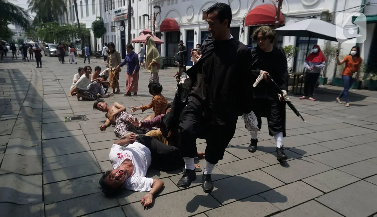 Sejumlah seniman teater dari Museum Sejarah Jakarta melakukan lakokan bertemakan Perjuangan Pangeran Diponegoro di Halaman Museum Fatahillah, Kota Tua, Jakarta Pusat, Minggu (24/10/2021). (Liputan6.com/Herman Zakharia)