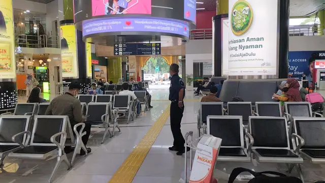 Jelang cuti bersama Lebaran 2023 yang jatuh pada 19 April 2023 mendatang, aktivitas pemudik di Stasiun Gambir, Jakarta Pusat pada hari ini, Sabtu (8/4/2023) masih terpantau lengang.