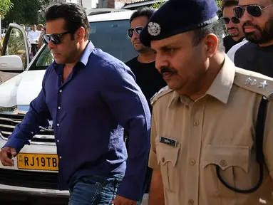 Aktor Bollywood India Salman Khan saat tiba di sebuah pengadilan di Jodhpur, India (7/5). Sebelumnya pengadilan menyatakan Salman Khan bersalah karena telah membunuh satwa langka, antelope pada 1 Oktober 1998 silam. (STR/AFP)