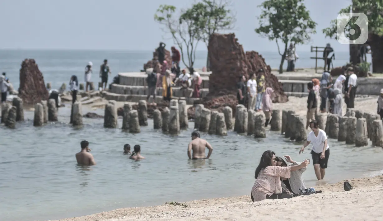 Wisatawan menikmati suasana Pulau Kelor, Kepulauan Seribu, Jakarta, Minggu (11/4/2021). Pariwisata Kepulauan Seribu mulai ramai dikunjungi wisatawan setelah beberapa waktu lalu Pemprov DKI membuka kembali dengan harapan menggerakkan ekonomi dan kesejahteraan masyarakat. (merdeka.com/Iqbal S Nugroho)