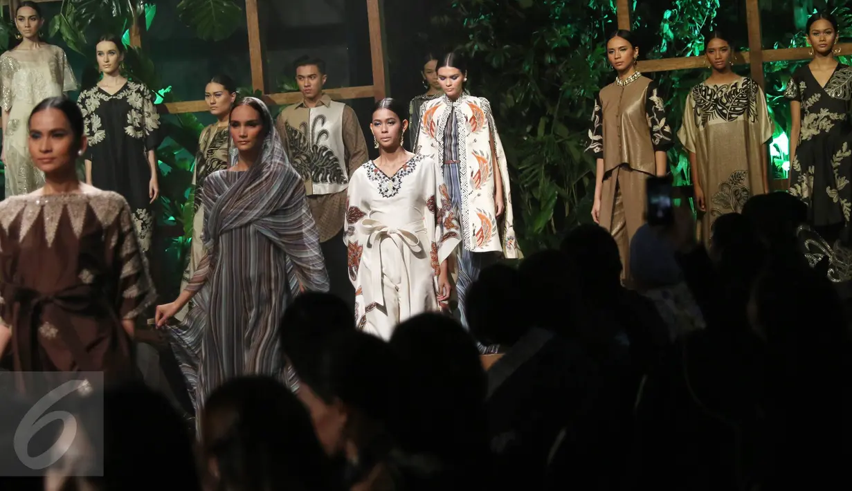 Sejumlah model memperagakan busana karya Denny Wirawan dalam peragaan busana di Jakarta, Rabu (26/5). Denny Wirawan mengaplikasikan batik kudus ke dalam koleksi Ramadan bertemakan "A Love Summer Dream S/S 2016 Collection". (Liputan6.com/Immanuel Antonius)