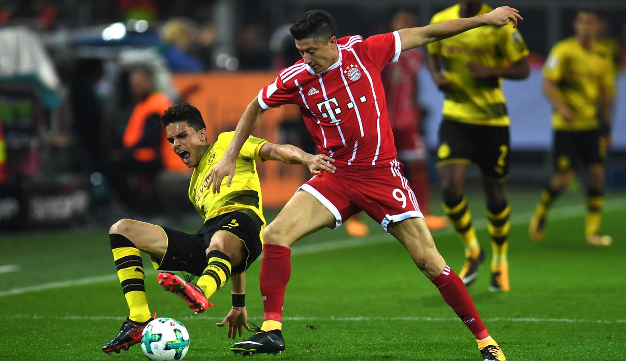 Striker Bayern Munchen, Robert Lewandowski, berebut bola dengan bek Dortmund, Marc Bartra, pada laga Piala Super Jerman di Stadion Signal Iduna Park, Dortmund, Sabtu (5/8/2017). Munchen menang adu penalti 5-4 atas Dortmund. (AFP/Patrik Stollarz)