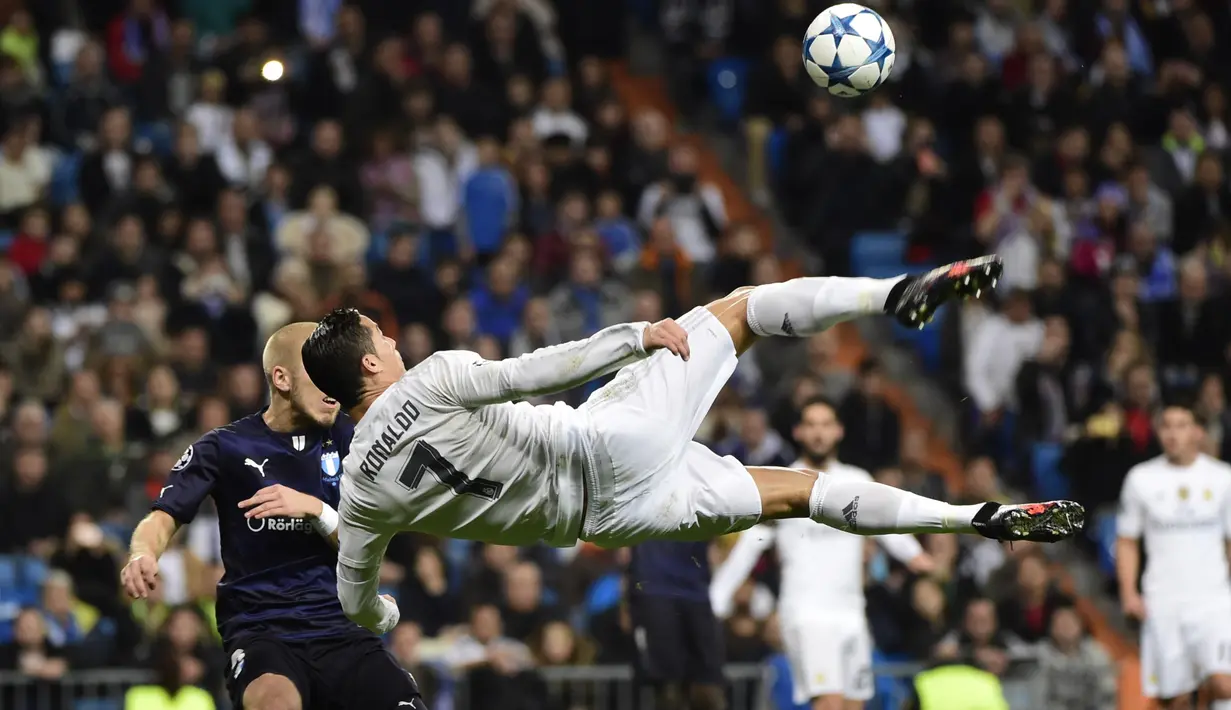 Pemain Real Madrid, Cristiano Ronaldo (kanan), melakukan tendangan salto melewati pemain Malmo FF pada lanjutan Liga Champions Grup A di Stadion Satiago Bernabeu, Madrid, Rabu (9/12/2015) dini hari WIB. (AFP Photo/Pierre-Philippe Marcou)