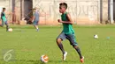 Salah satu calon pemain Timnas Indonesia U19 melakukan dribbling saat latihan seleksi di NYTC Sawangan, Depok, Selasa (26/7). 40 pesepakbola muda mengikuti seleksi untuk menjadi pemain Timnas Indonesia U19. (Liputan6.com/Helmi Fithriansyah)