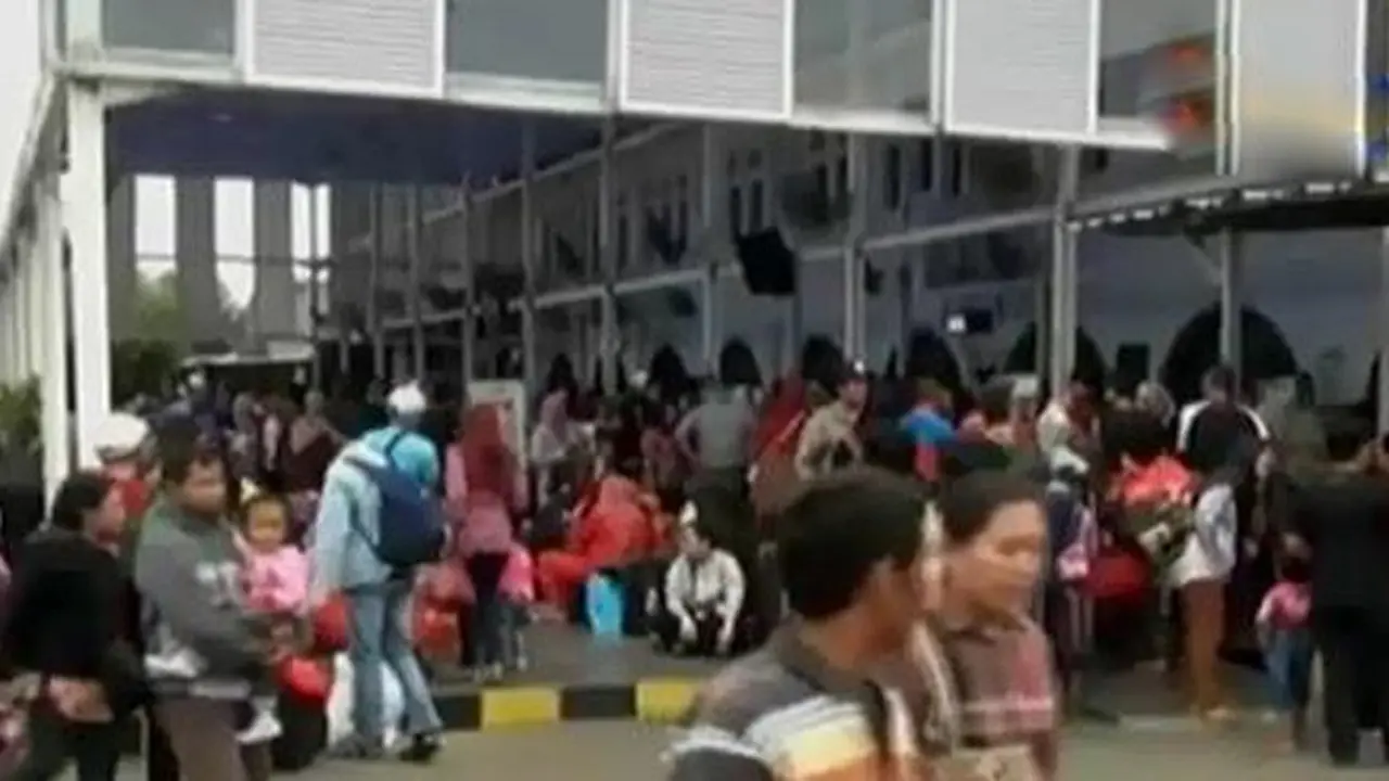 Kepadatan di Stasiun Senen