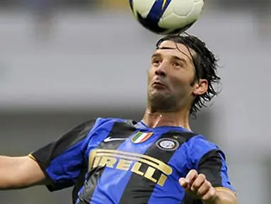 Bek Inter Milan, Cristian Chivu beraksi dalam partai Serie A kontra Genoa pada 26 Oktober 2008 di San Siro, Milan. AFP PHOTO/DAMIEN MEYER