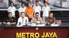 Kabid Humas Polda Metro Jaya Kombes Pol Argo Yuwono memberikan keterangan dalam jumpa pers di Jakarta, Selasa (13/8/2019). Subdit I Kamneg Ditreskrimum PMJ menangkap pria berinisial HM, pelaku penipuan yang mengaku bisa meloloskan calon Pegawai Negeri Sipil (PNS). (Liputan6.com/Immanuel Antonius)