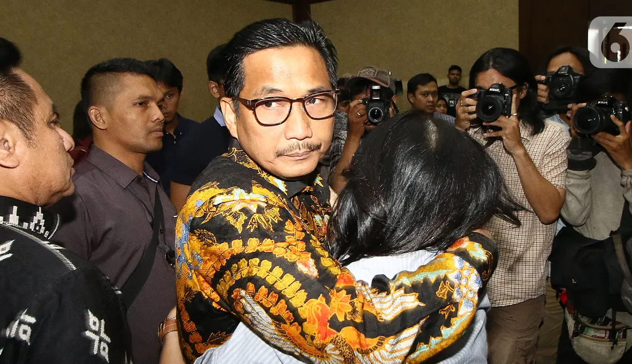 Terdakwa kasus dugaan suap dan gratifikasi Bowo Sidik Pangarso dipeluk keluarga usai sidang tuntutan di Pengadilan Tipikor, Jakarta, Rabu (6/11/2019). Mantan Anggota Komisi VI DPR itu dituntut hukuman 7 tahun penjara dan denda Rp300 juta subsider enam bulan kurungan. (Liputan6.com/Herman Zakharia)