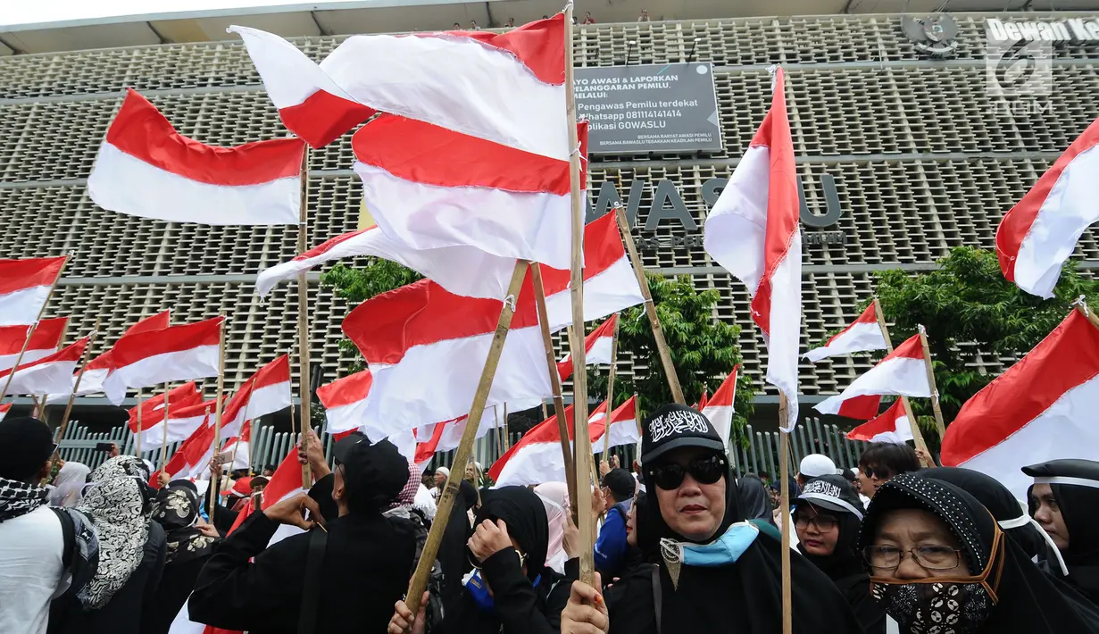 Massa aksi yang tergabung dalam Persaudaraan alumni 212 atau PA 212 melakukan aksi damai di depan gedung Bawaslu, Jakarta, Jumat (10/5/2019). Pada aksinya mereka melaporkan kecurangan pemilu yang merugikan Capres dan Cawapres 02 dan menuntut Bawaslu untuk tetap netral. (Liputan6.com/Herman Zakharia)