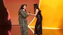 Sayang dikategori ini, Lola Young kalah dar Olivia Dean. Tampak dalam foto, penyanyi sekaligus penulis lagu asal Inggris, Lola Young menerima penghargaan Penyanyi Pop Terbaik di atas panggung Penghargaan GRAMMY ke-68 di Crypto.com Arena, Los Angeles, California, pada 1 Februari 2026. (Frazer Harrison/GETTY IMAGES NORTH AMERICA/Getty Images via AFP)