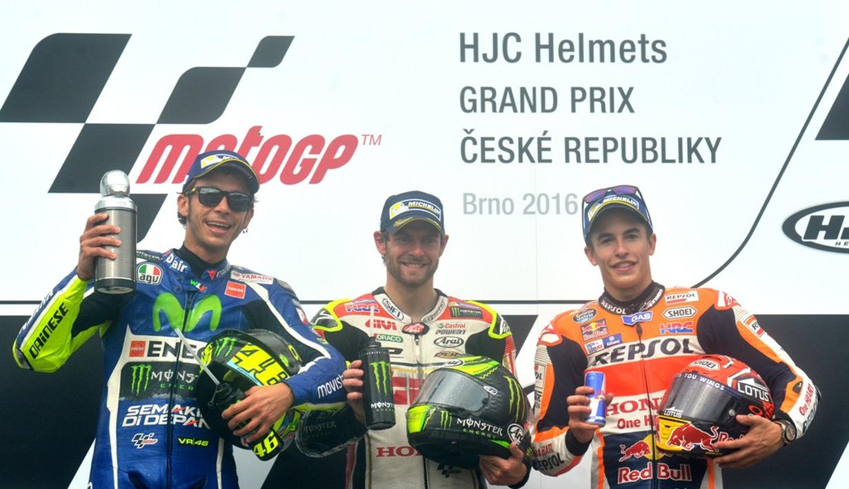 Marc Marquez (kanan), salah memilih ban dan akhirnya kalah dari Cal Crutchlow (tengah) dan Valentino Rossi (kiri) di MotoGP Brno 2016. (AFP/Michal Cizek)
