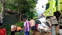 Mobil Patroli Korlantas Polri Dan Personilnya Jadi Korban Tabrakan Beruntun Di Tol Tangerang-Merak (Tamer). (Minggu, 01/11/2020). (Yandhi Deslatama/Liputan6.com)