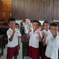 Kala itu, ia tampil kasual dengan long shirt warna biru cerah dipadu tank top Meski.gayanya sederhana, pesona kecantikannya tetap terpancar. [@nikitawilly94.]