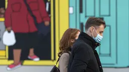 Sejumlah warga yang mengenakan masker melintasi jalan di pusat kota London, Inggris (31/10/2020). Kasus baru COVID-19 di Inggris mencapai 21.915, menambah total kasus coronavirus di negara itu menjadi 1.011.660. (Xinhua/Han Yan)