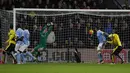  Kiper Manchester City, Joe Hart gagal mengamankan sundulan Aleksandar Kolarov hingga terjadi gol bunuh diri pada lanjutan Liga Premier Inggris di Stadion Vicarage Road, Inggris, Minggu (3/1/2016) dini hari WIB. (Reuters/Paul Childs)
