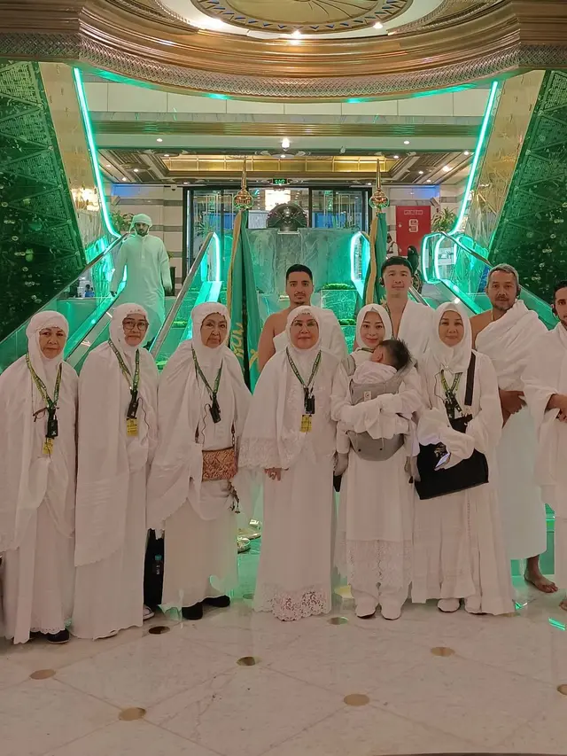 7 Potret Nikita Willy Jalani Umrah Bareng Keluarga Besar, Sosok Baby Izz Menggemaskan