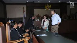 Terdakwa kesaksian palsu dalam perkara korupsi e-KTP, Miryam S. Haryani (kedua kanan) berbincang dengan Jaksa Penuntut Umum KPK jelang mengikuti sidang pembacaan pembelaan di Pengadilan Tipikor, Jakarta, Kamis (2/11). (Liputan6.com/Helmi Fithriansyah)