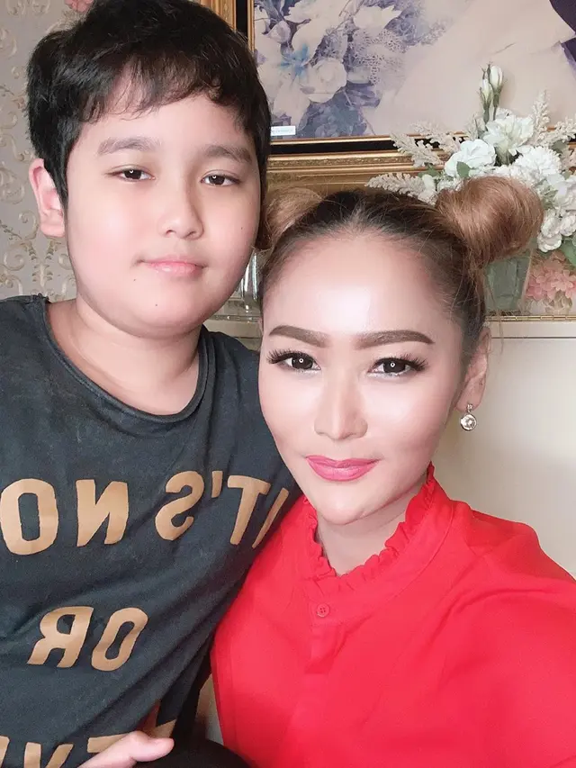 7 Potret Kebersamaan Inul Daratista dan Sang Putra, Buatkan Kue Ulang Tahun Spesial