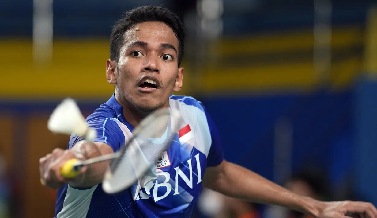 <p>Pemain badminton Indonesia Chico Aura Dwi Wardoyo bertanding melawan pemain badminton Jepang Kento Momota pada pertandingan kualifikasi tunggal putra Badminton Asia Championships 2022 di Muntinlupa, Filipina, Rabu (27/4/2022). (AP Photo/Aaron Favila)</p>