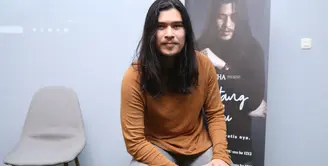 Sekitar setahun proses pembuatan single Virzha akhirnya dirilis pada Kamis (15/3/2018). Lagu khusus diciptakan untuk para orangtua yang jauh dengan anaknya. (Nurwahyunan/Bintang.com)