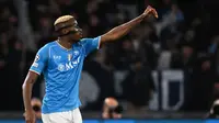 Pemain Napoli, Victor Osimhen merayakan gol kedua timnya pada laga lanjutan Grup C Liga Champions 2023/2024 melawan Braga di Armando Maradona Stadium, Napoli, Italia, Rabu (13/12/2023) dini hari WIB. (AFP/Alberto Pizzoli)