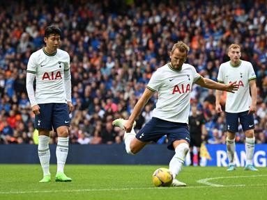 Striker Tottenham Hotspur, Harry Kane melakukan tendangan bebas saat bertanding melawan Rangers pada pertandingan persahabatan di Stadion Ibrox di Glasgow (23/7/2022). Kane mencetak dua gol dan mengantar Tottenham menang tipis atas Rangers 2-1. (AFP Photo/Andy Buchanan)