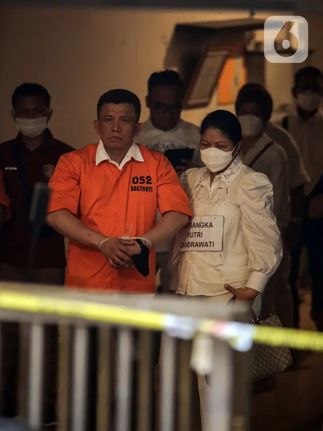 Pelukan Erat Ferdy Sambo kepada Putri Candrawathi Saat Rekonstruksi Pembunuhan Brigadir J