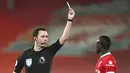 Wasit Chris Kavanagh menunjukkan kartu kuning kepada pemain Liverpool Sadio Mane pada pertandingan Liga Inggris di Anfield, Liverpool, Inggris, Sabtu (20/2/2021). Liverpool kalah 0-2. (Paul Ellis/Pool via AP)