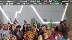 Pegawai mengenakan topi dan meniupkan trompet usai penutupan perdagangan saham tahun 2015 di Bursa Efek Indonesia, Jakarta, Rabu (30/12). Indeks Harga Saham Gabungan (IHSG) pada akhir perdagangan 2015 ditutup hari ini‎. (Liputan6.com/Angga Yuniar)