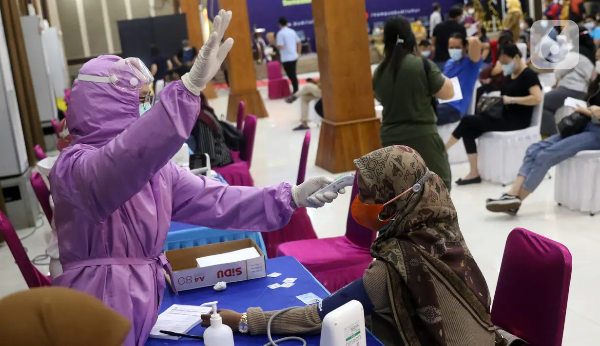 Petugas medis memeriksa kondisi kesehatan warga sebelum disuntik vaksin COVID-19 di Universitas Budi Luhur, Jakarta Selatan, Senin (21/6/2021). Vaksinasi tersebut menargetkan 1.000 masyarakat Jakarta berusia 18 tahun ke atas. (Liputan6.com/Angga Yuniar)